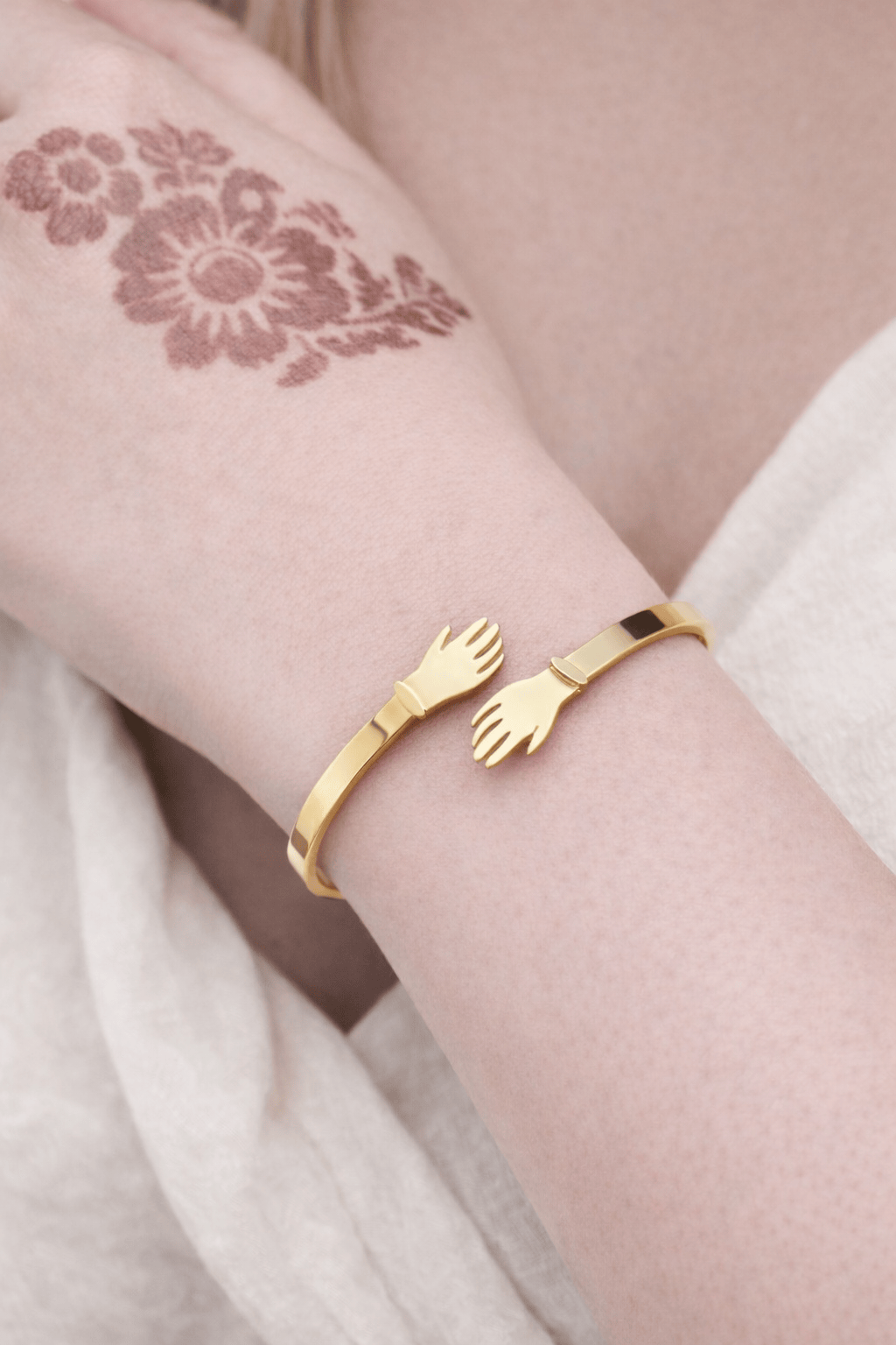 Adjustable Anti tarnish Hug Bracelet