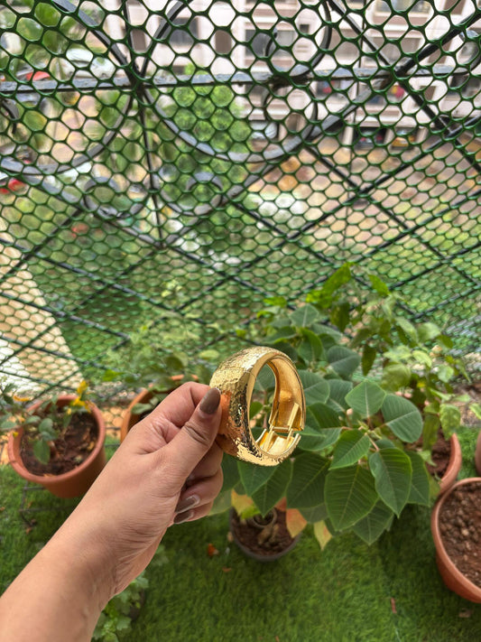 Hammered Glow kada bracelet